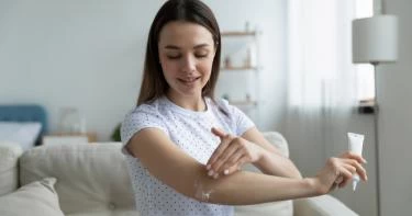 كريم لتبيض الركب والأكواع من الصيدلية